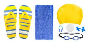 Draufsicht auf Ausrüstung und Zubehör für das Schwimmbad isoliert auf weißem Hintergrund. Badekappe, Ohrstöpsel, Schwimmbrille usw.