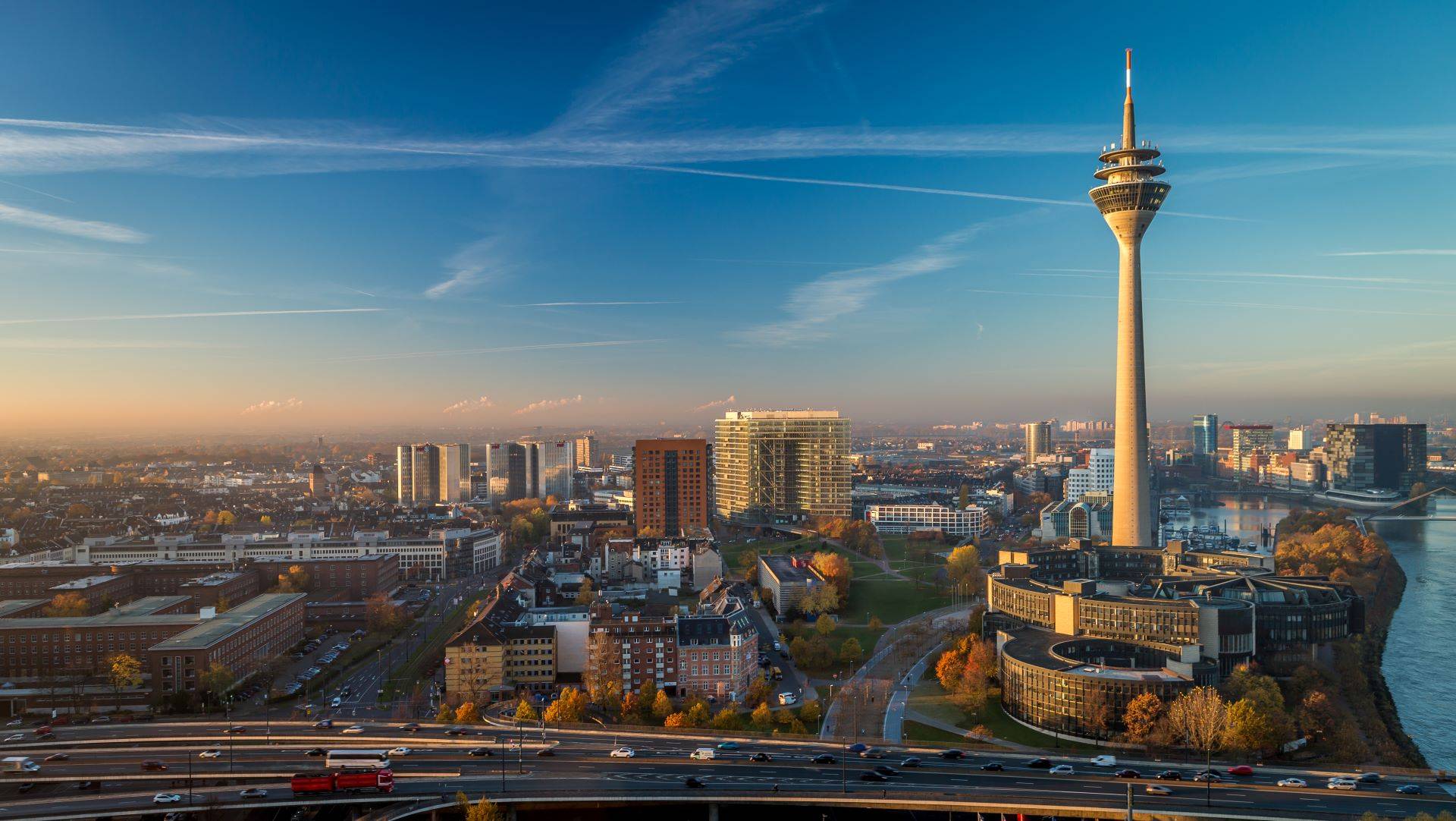 Skyline von Düsseldorf mit Rheinturm und Rhein