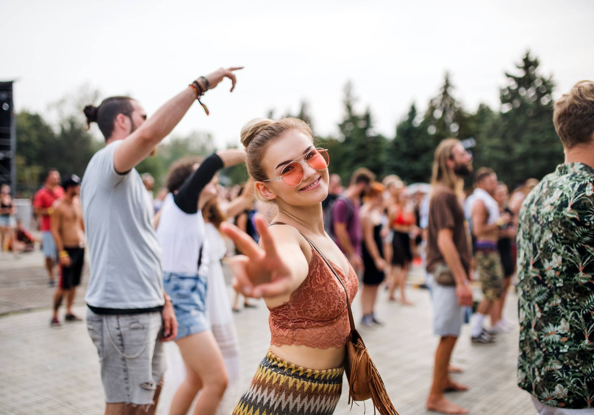 Festivalbesucherin bei Event mit Straßenmarkierungen