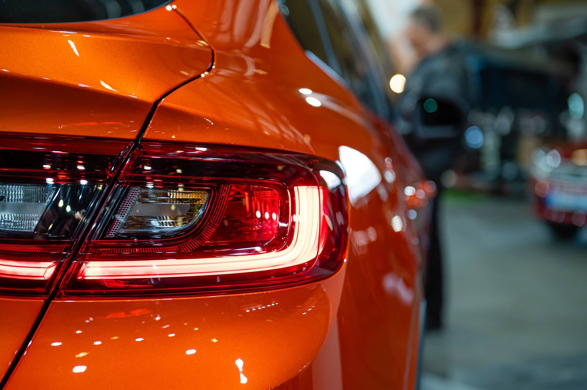 LED-Rückleuchte eines Fahrzeugs im Showroom | Zusatzscheinwerfer