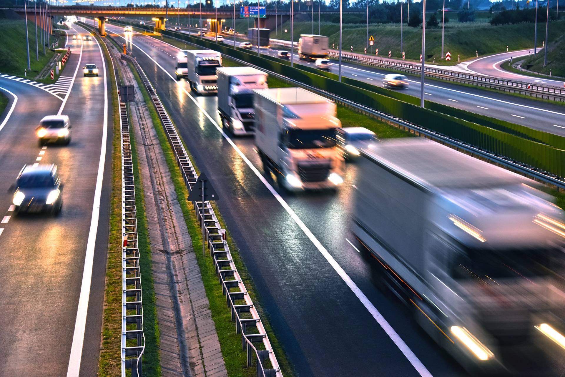 Abendlicher Verkehr auf Autobahn mit Lkw | Zusatzscheinwerfer