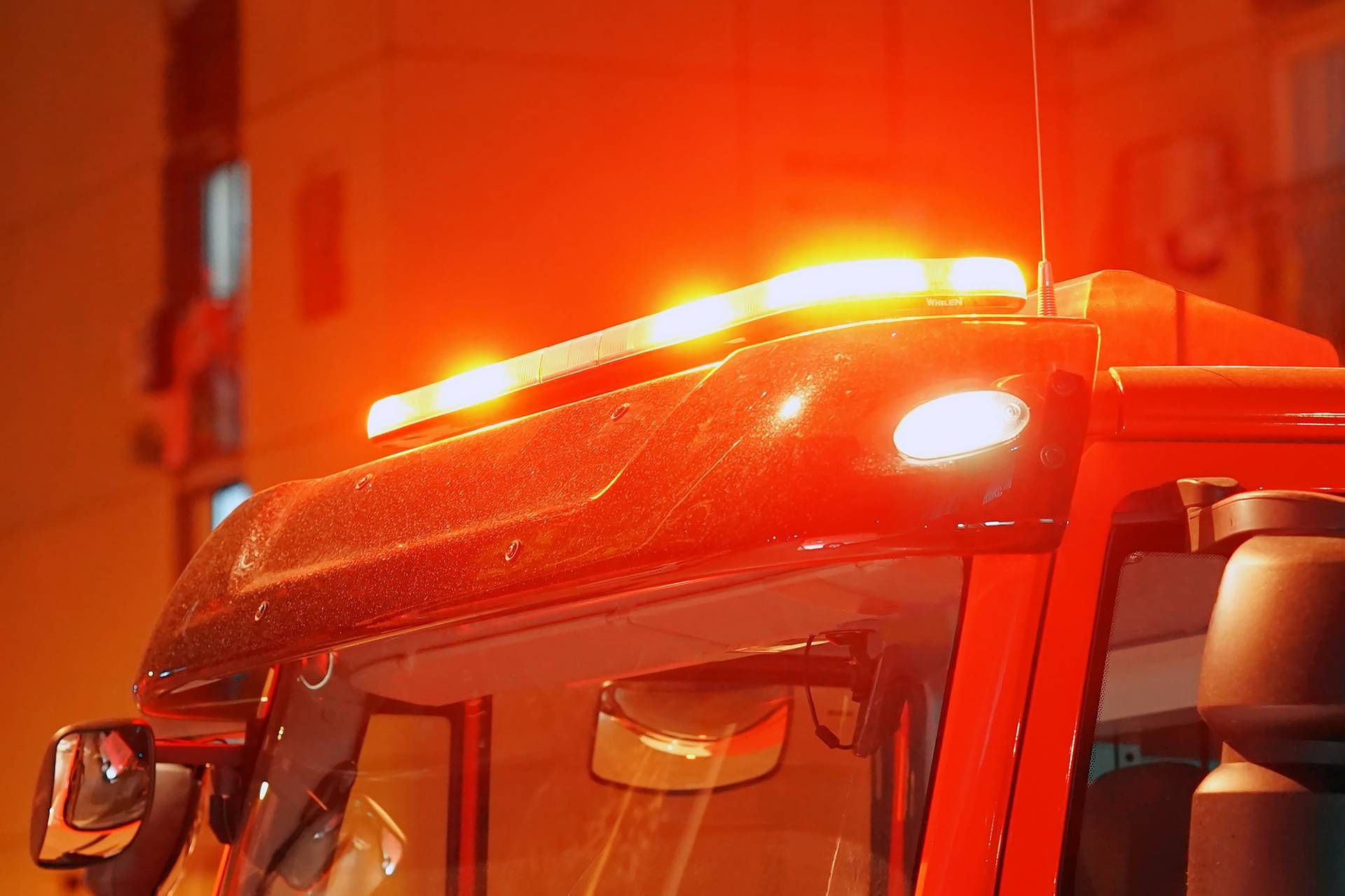 Warnleuchten auf Einsatzfahrzeug bei Nacht | Zusatzscheinwerfer