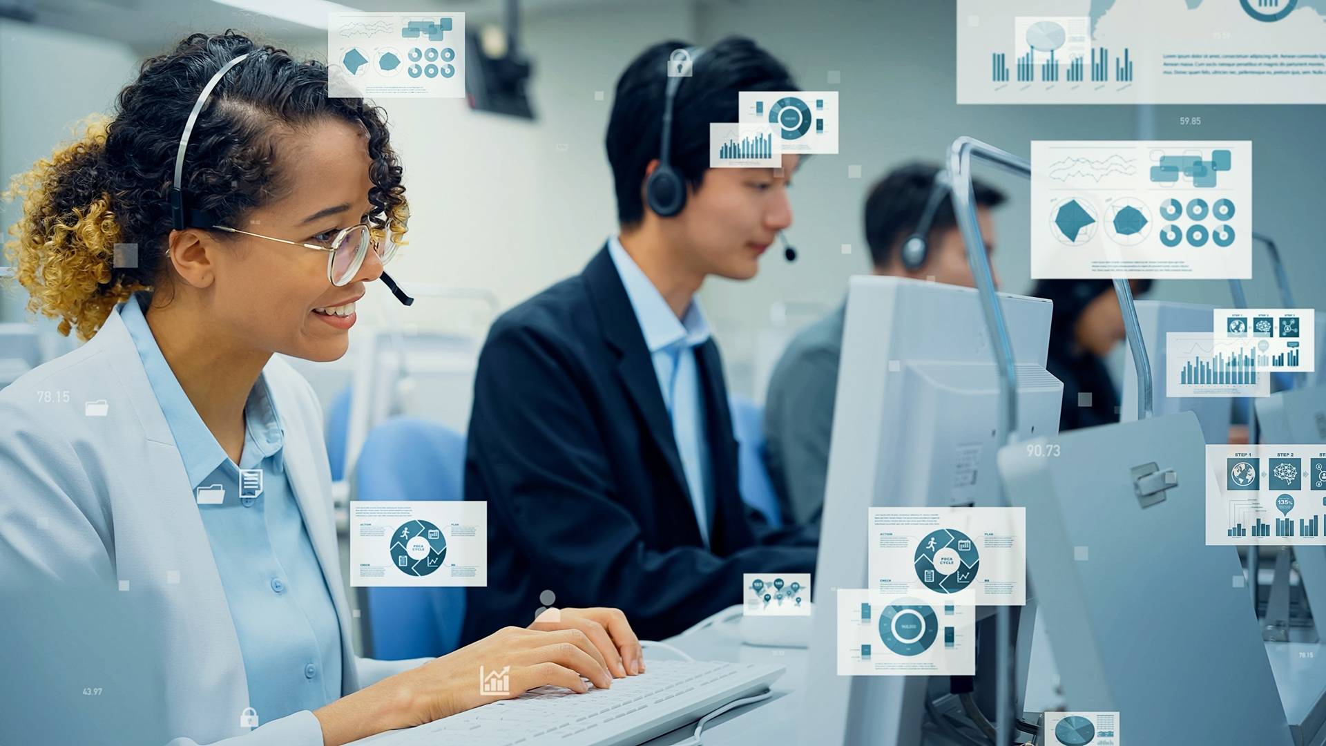 Team mit Headsets bei Analysearbeit | Personalberater Energie

