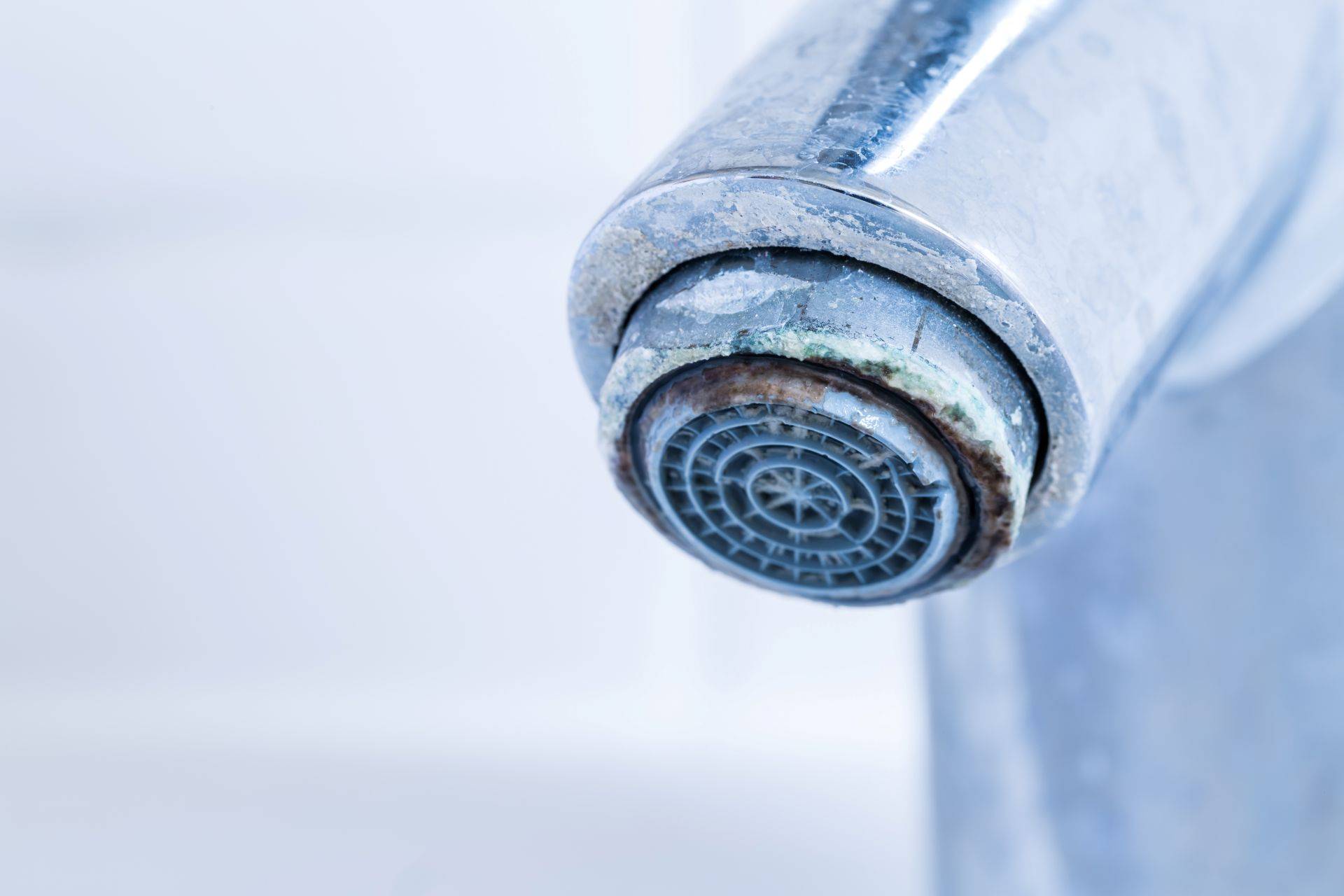 Nahaufnahme einer stark verkalkten Wasserarmatur – Beispiel fuer haeufige Kalkprobleme ohne Entkalkungsanlage