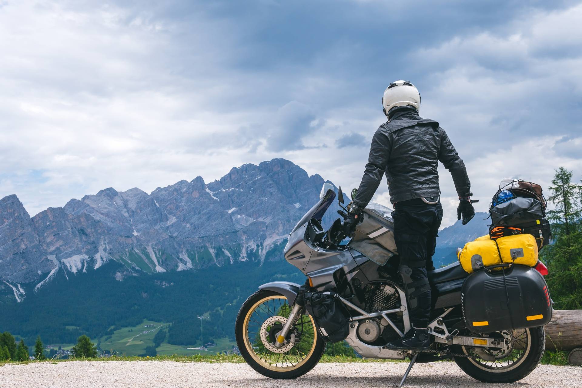 Motorradfahrer mit Reisegepaeck vor Berglandschaft | Motorradbekleidung von Held