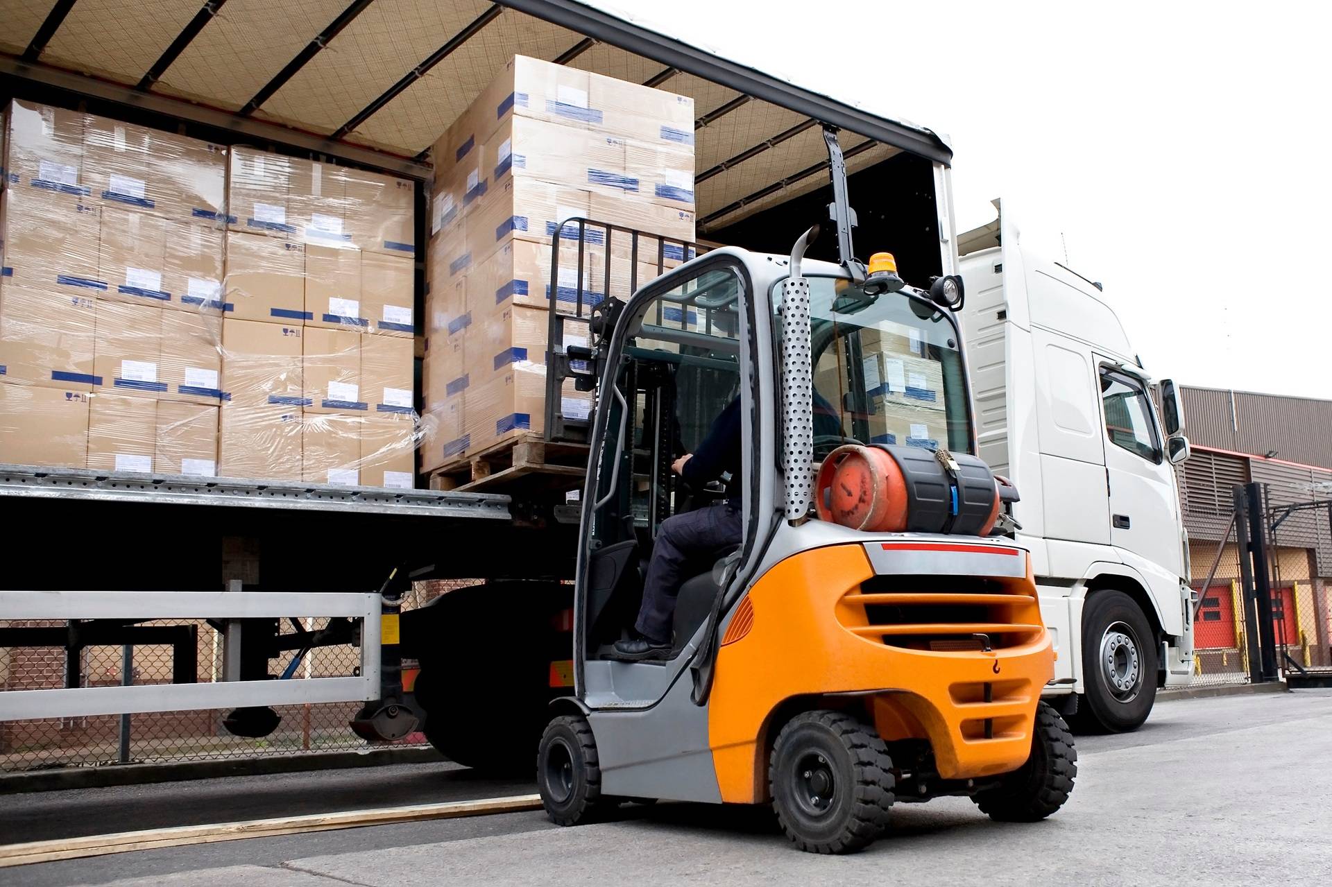 Gabelstapler lädt Paletten in einen Lkw | elektrische Kettenzüge